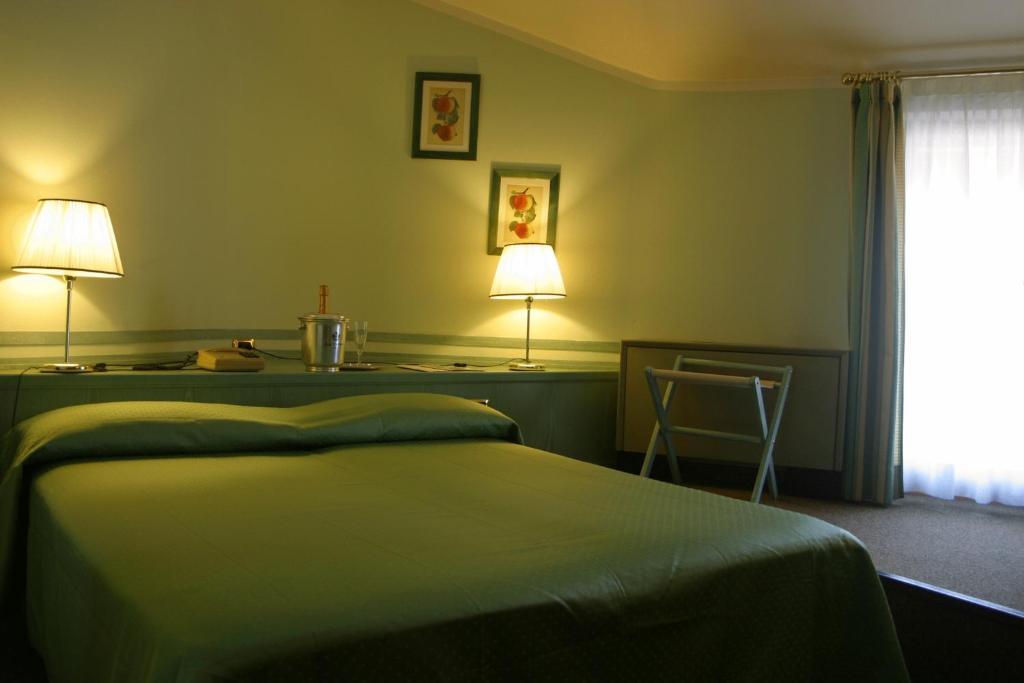 Albergo Della Corona Binasco Buitenkant foto